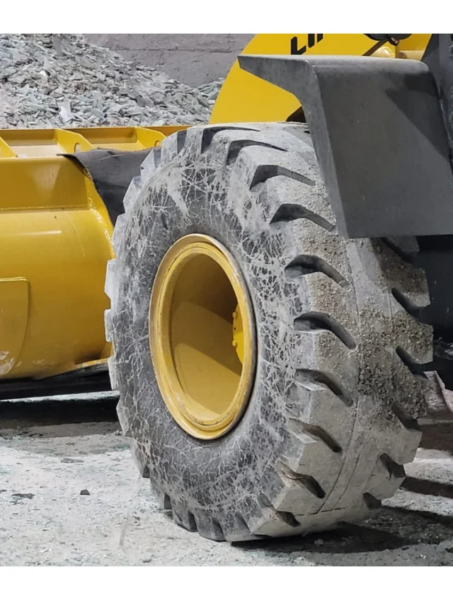 Pneu OTR de pá carregadeira com avarias de furo, corte e desgaste excessivo em operação de mineração